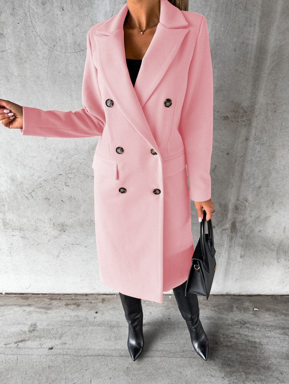 Manteau intemporel Jolie de Danoir Paris, coupe élégante et classique, en tissu chaud, porté par une femme à l'extérieur.