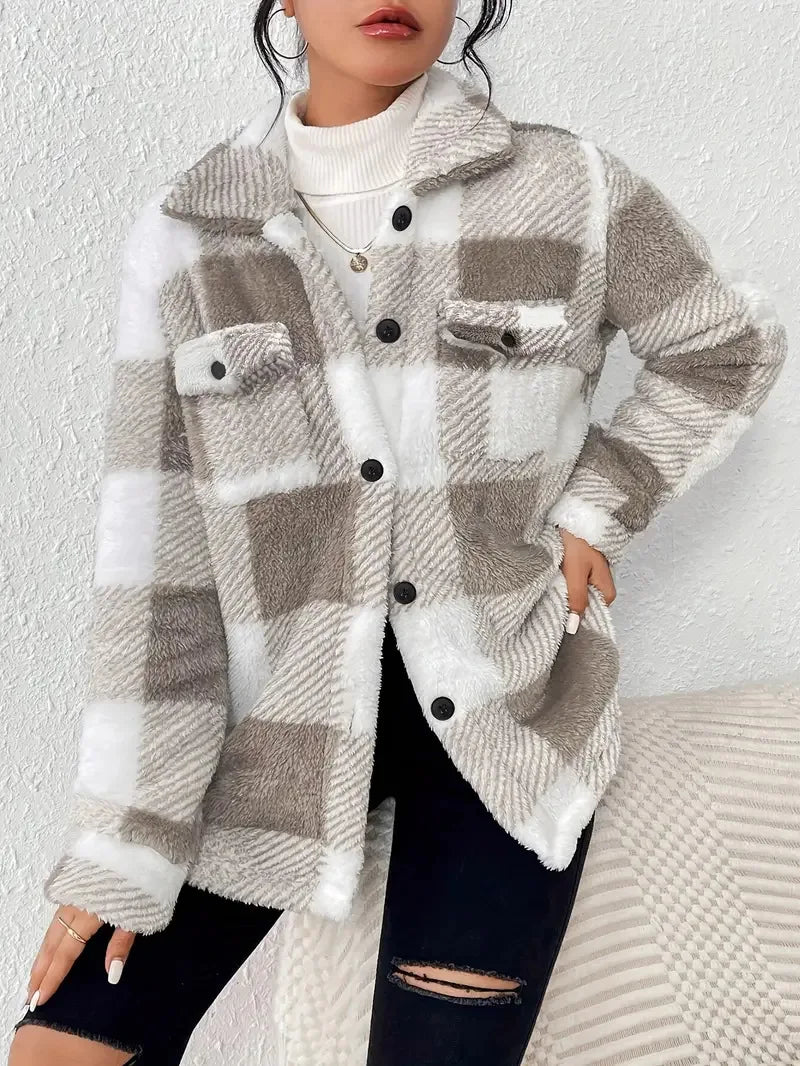 Veste en polaire à carreaux élégante Martin de Danoir Paris, tissu chaud et confortable, motif à carreaux gris et noir.
