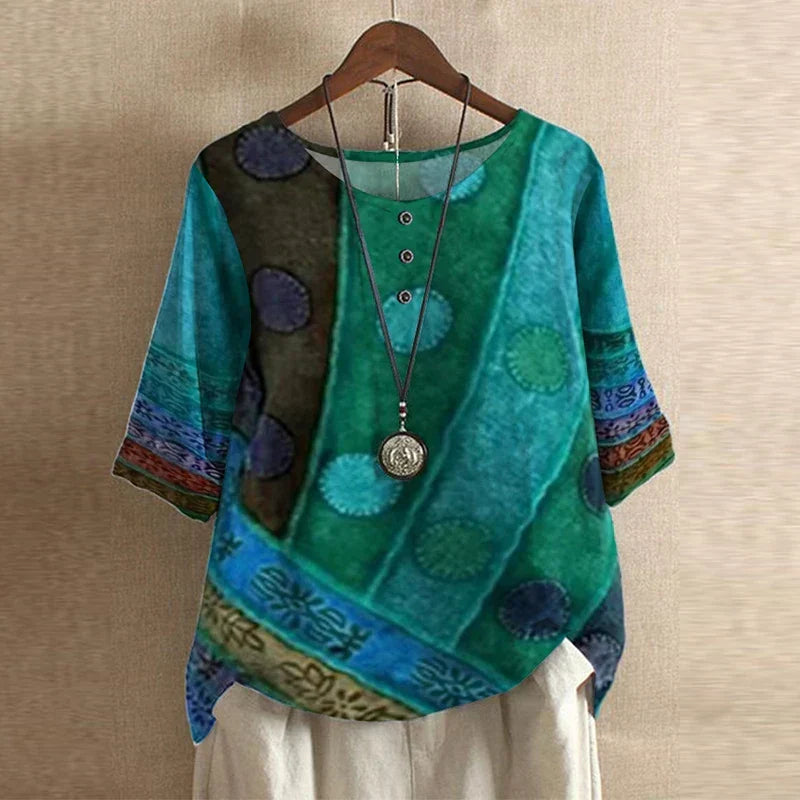 Blouse Anya™ Danoir Paris, style rétro avec détails floraux, en tissu léger, portée sur un mannequin blanc.