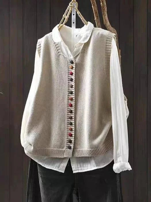 Cardigan chic quotidien Sadie de Danoir Paris, en maille douce, couleur neutre, porté sur un vêtement léger, style élégant et décontracté.