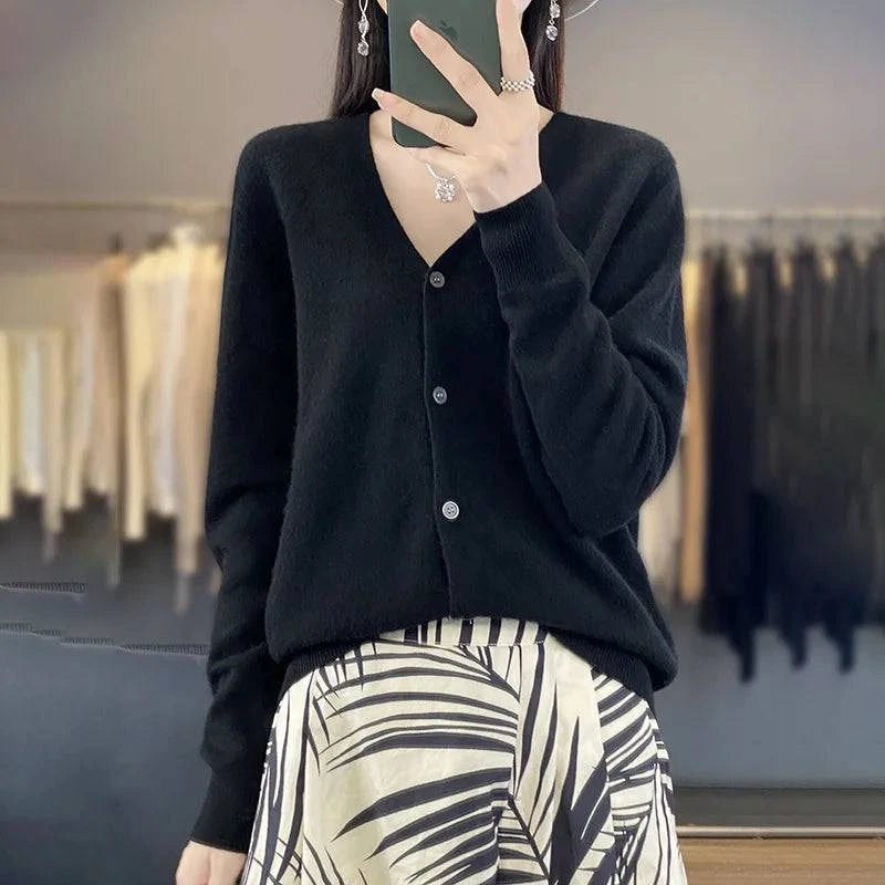 Cardigan cachemire élégant Odessia de Danoir Paris, en maille douce et sophistiquée, porté en style chic.