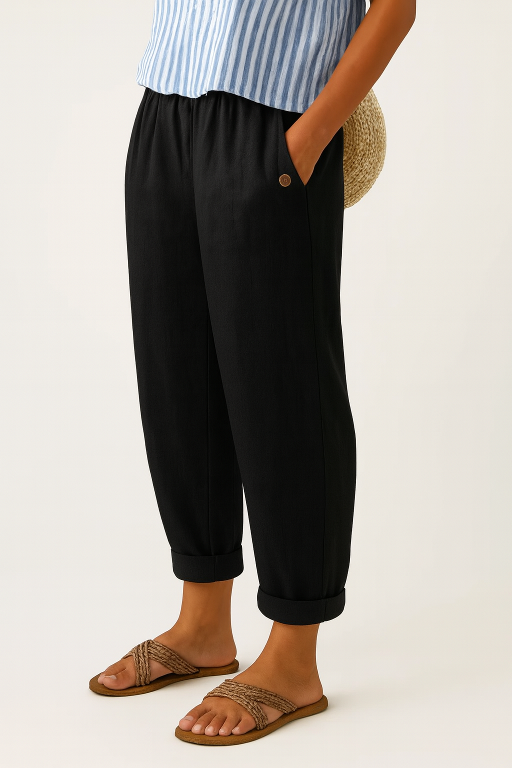Pantalon noir Danoir Paris Samantha, pantalon chic et confortable en tissu doux, porté avec un haut blanc.