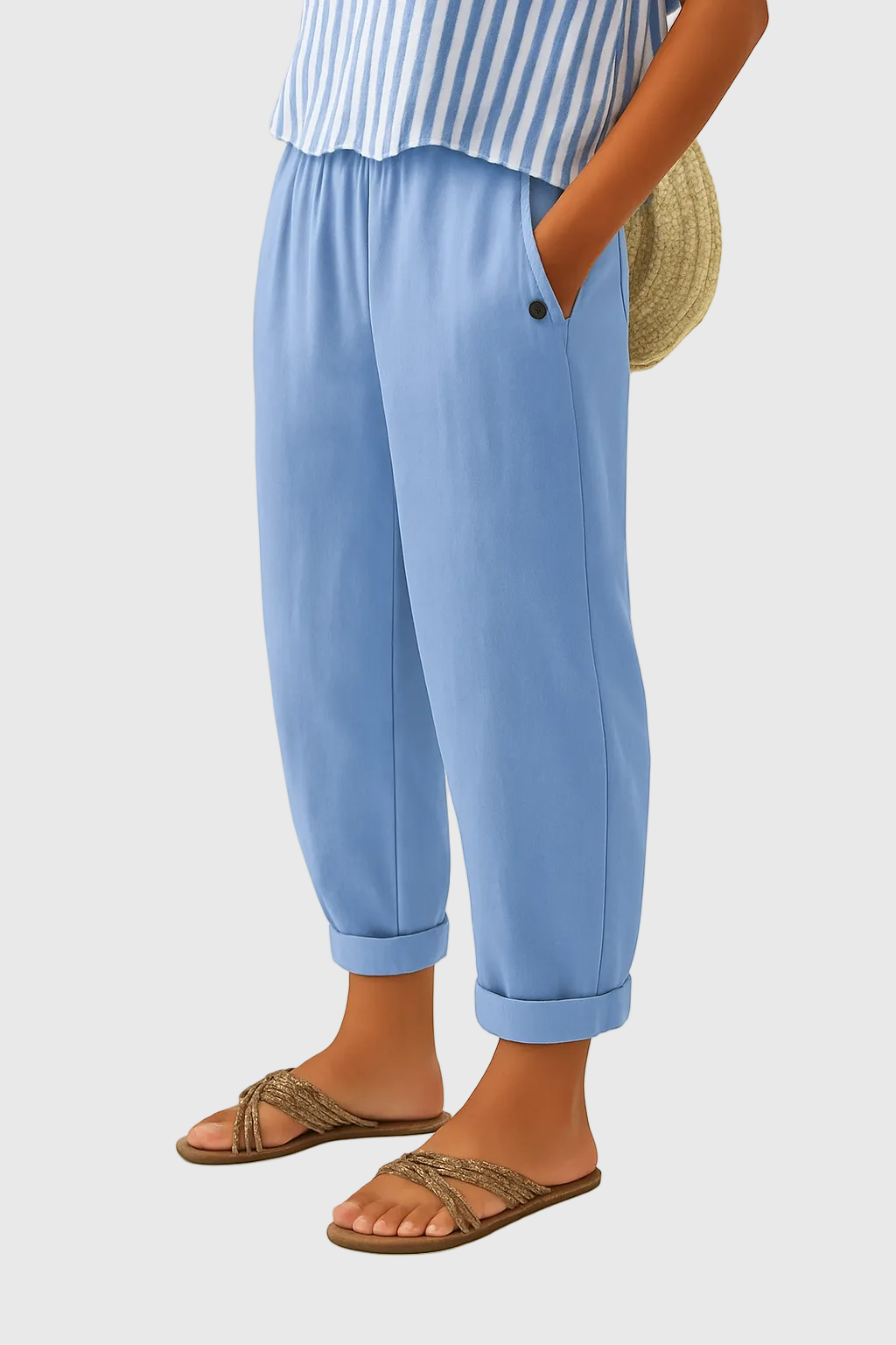 Pantalon chic et confortable Samantha de Danoir Paris en tissu léger bleu clair, vue de face.