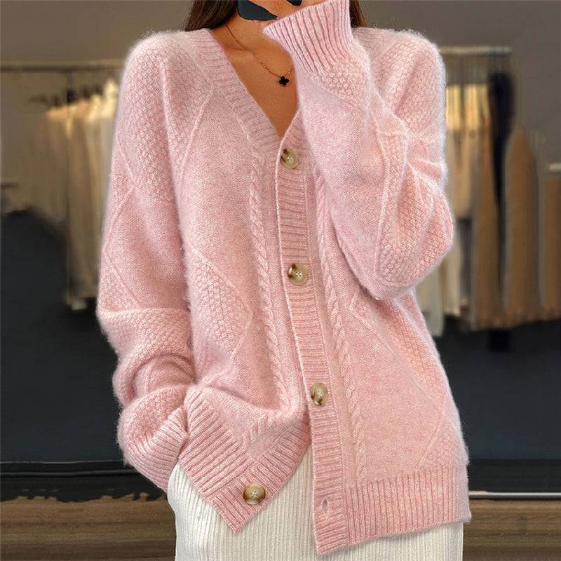 Cardigan chic et confortable Danoir Paris, modèle FR797, en maille douce porté par Sofia Amoretti, style élégant et décontracté.