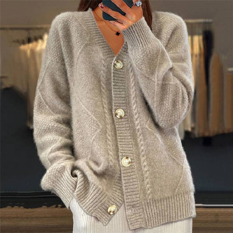 Cardigan en maille Danoir Paris Hensley, chic et confortable, porté par Sofia Amoretti, modèle Joselyn.