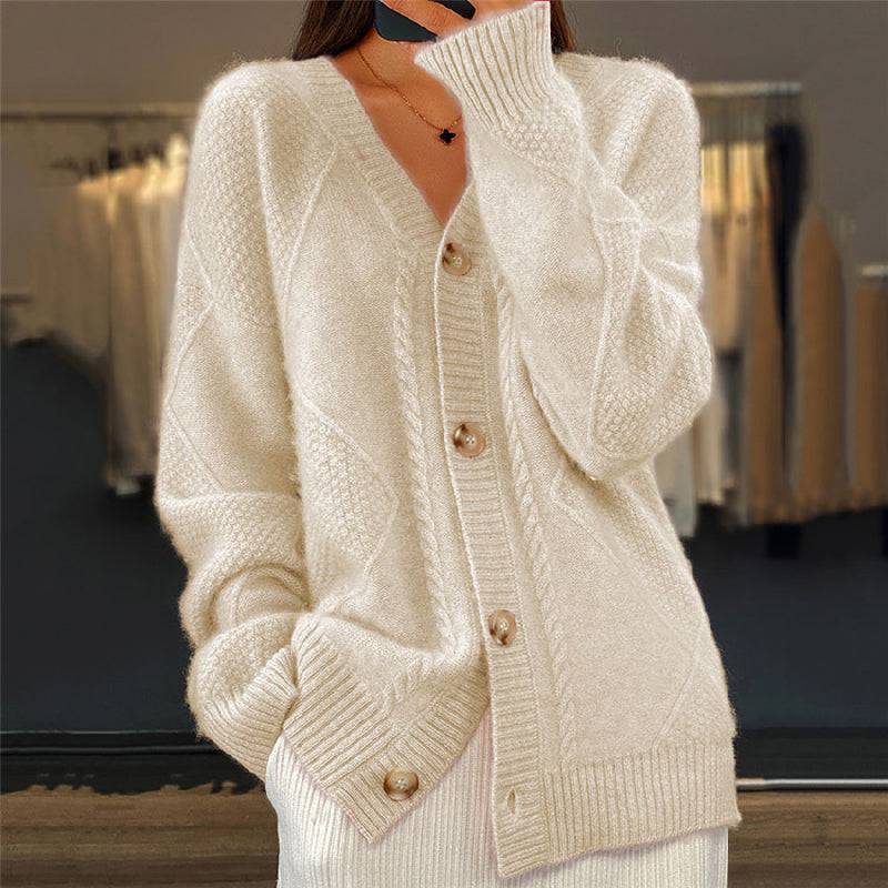 Cardigan chic et confortable Danoir Paris, modèle FR797, en tricot avec Sofia Amoretti et Joselyn, porté en image.