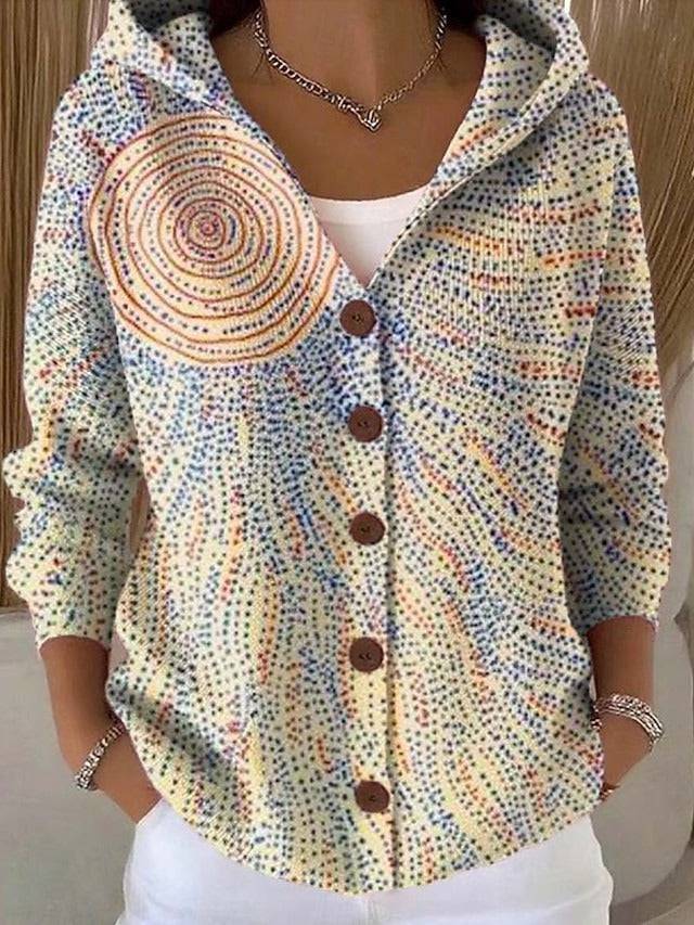 Cardigan long doux et élégant Vanessa™ pour femmes, en laine chaude, porté par une femme souriante, couleur beige.
