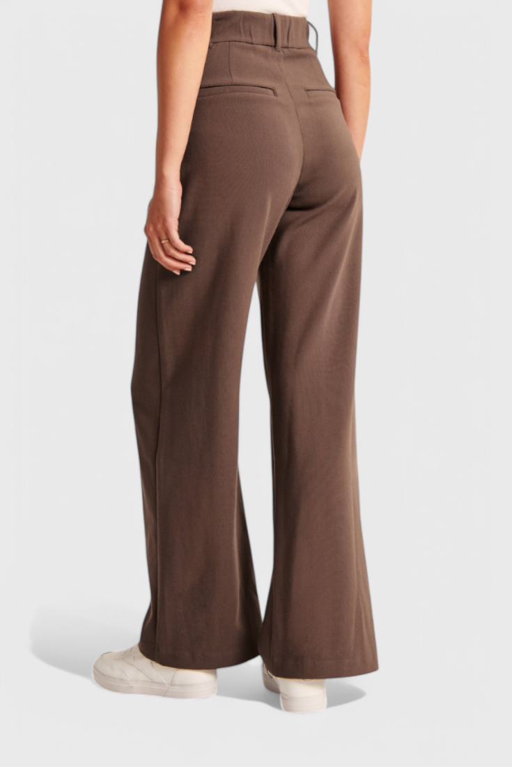 Pantalon large de couleur marine de la marque Danoir Paris, style pantalon à jambes larges, en tissu léger et fluide.
