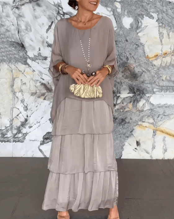 Robe longue fluide Lara de Danoir Paris, élégante et sophistiquée, portée par un mannequin dans une tenue chic et moderne.