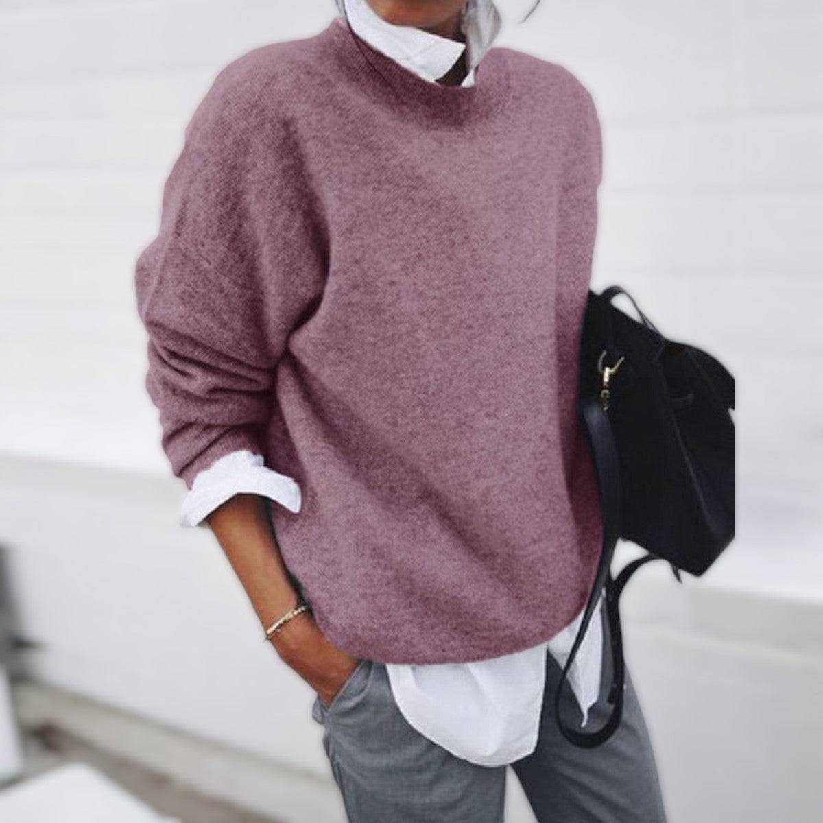 Pull doux et confortable Jolanda de Danoir Paris en rose teddy, porté sur un fond neutre, mettant en valeur la texture et la coupe.