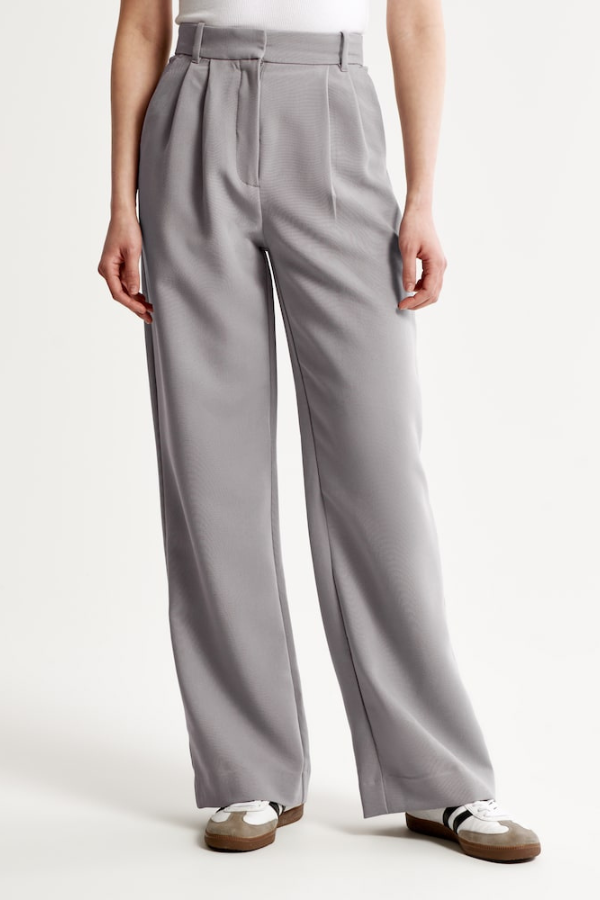 Pantalon large marine de Danoir Paris avec jambes évasées, tissu fluide et coupe élégante, vue de face.