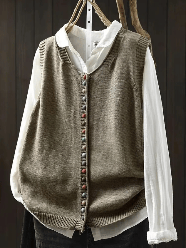 Cardigan chic quotidien Sadie de Danoir Paris, en tricot doux, couleur neutre, porté décontracté pour un look élégant et confortable.