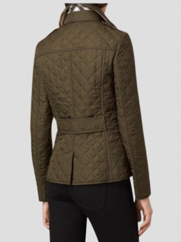 Veste d'automne Jennifer de Danoir Paris, tissu chaud et élégant, avec col et fermeture visible sur un fond neutre.