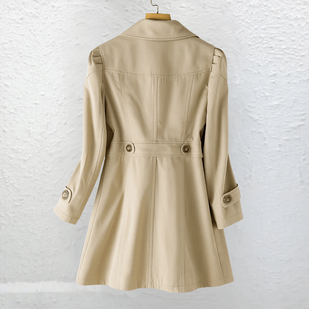 Manteau d'été vintage élégant Olivia de Danoir Paris, coupe classique et détails raffinés, en tissu léger et stylé.
