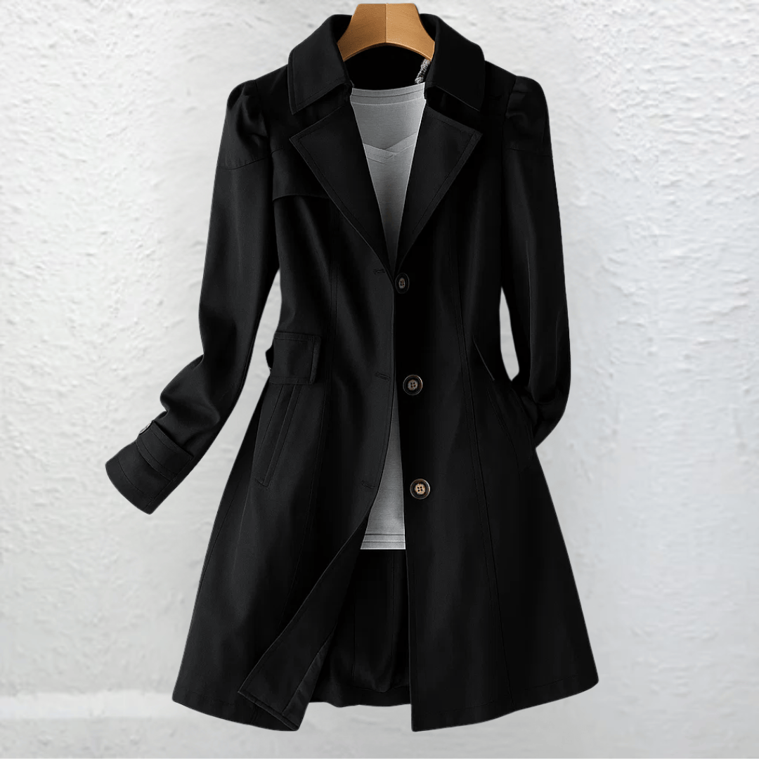 Manteau d'été vintage élégant Olivia de Danoir Paris, coupe classique avec détails raffinés, porté en image.