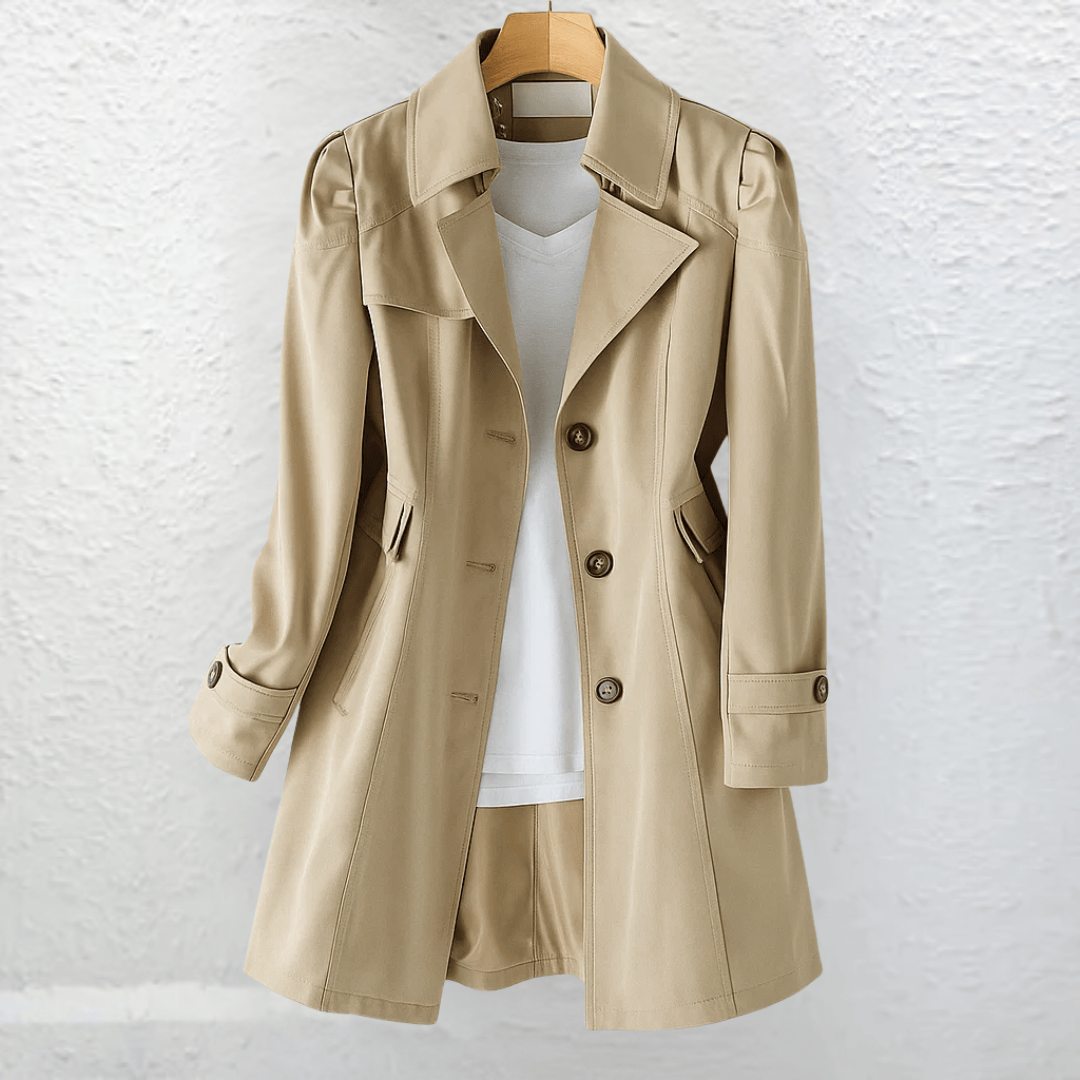 Manteau vintage d'été élégant Olivia par Danoir Paris, coupe classique avec détails sophistiqués, porté sur mannequin.