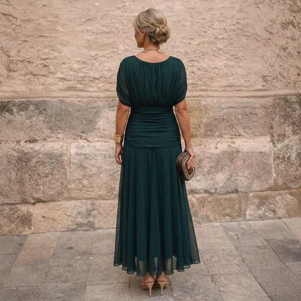 Robe longue verte pour femme Mikaela de Danoir Paris avec épaules dégagées, portée par une femme.