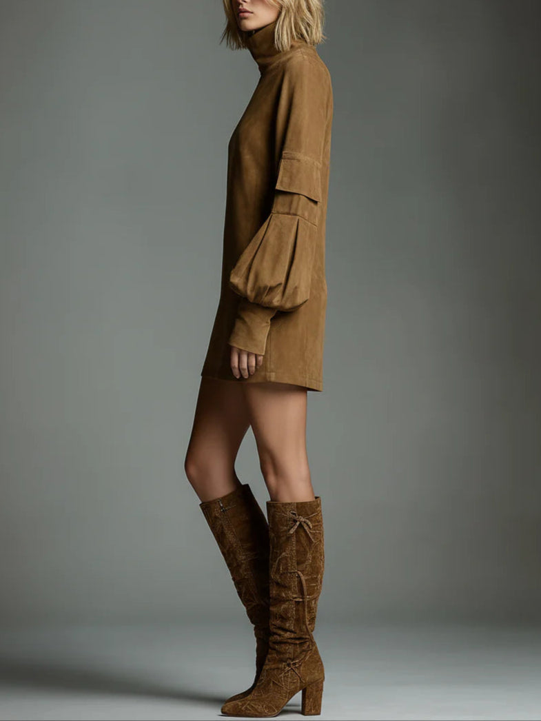 Robe mini oversize en suédine beige avec col montant, vêtement pour femmes de la marque Danoir Paris.
