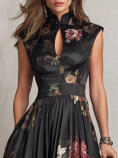 Robe mi-longue en satin plissé à col en trou de serrure noir et imprimé floral