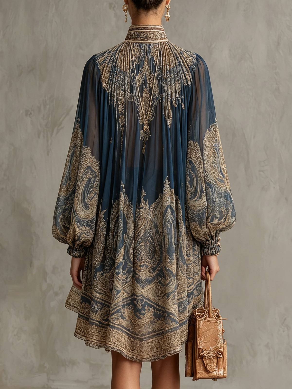 Robe courte en chiffon bleu marine à imprimé baroque, col haut et coupe irrégulière, par Danoir Paris.