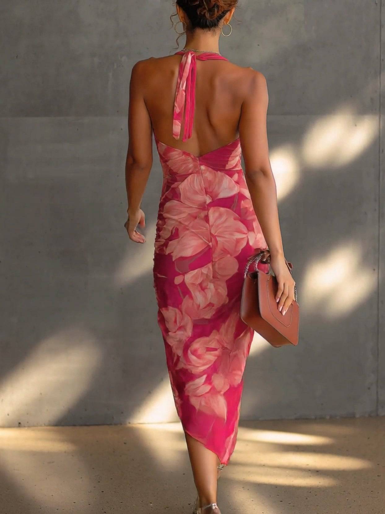 Robe moulante sans manches à fleurs fuchsia, avec drapé ruched et fente sur le côté, de la marque Danoir Paris.