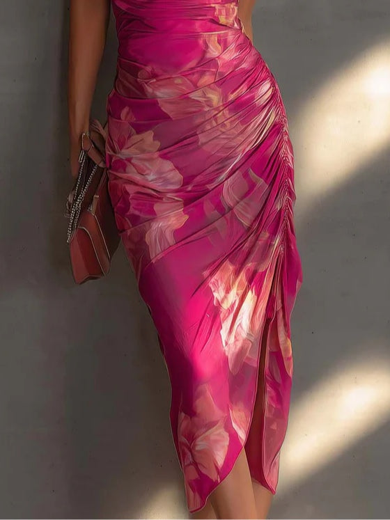 Robe bodycon sans manches à imprimé floral fuchsia et fente latérale froncée