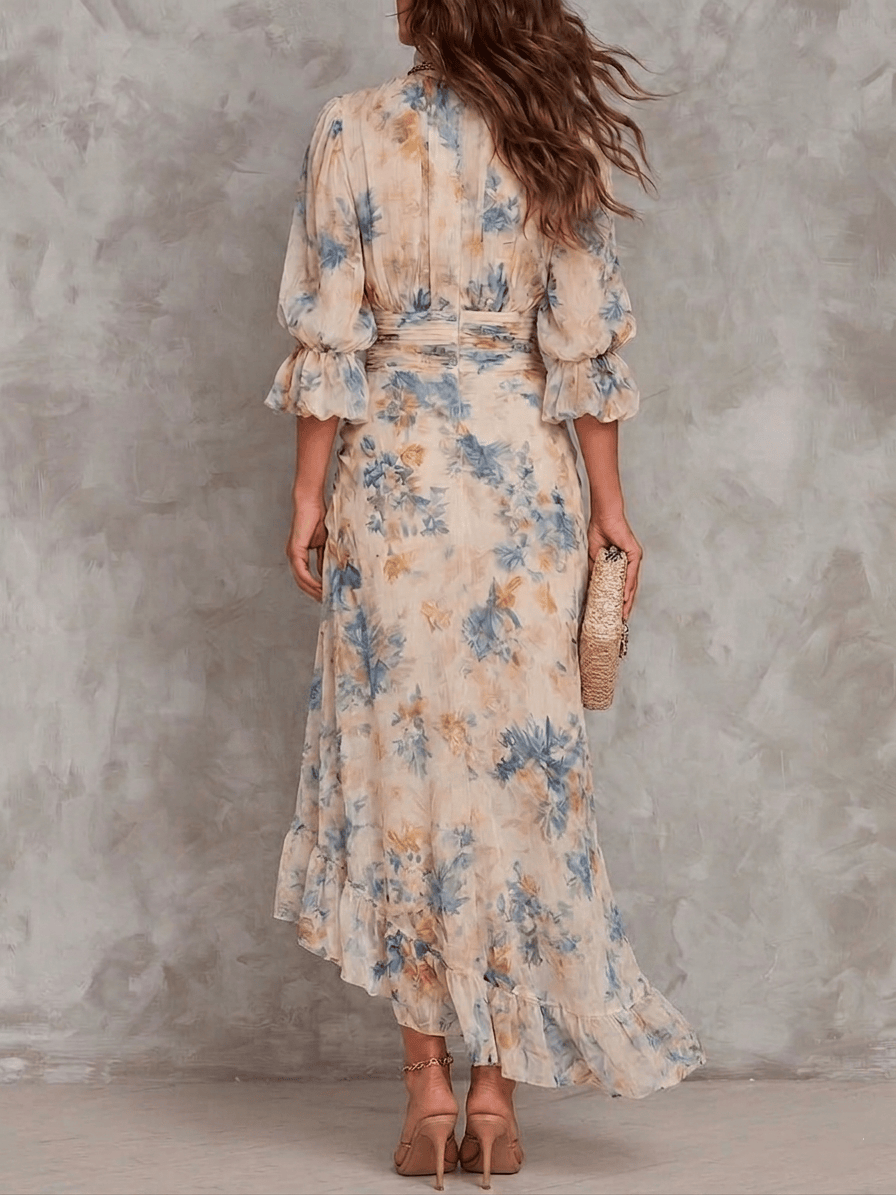 Robe longue en chiffon beige à motif floral, col roulé, style irrégulier, de Danoir Paris, peinture à l'huile élégante.