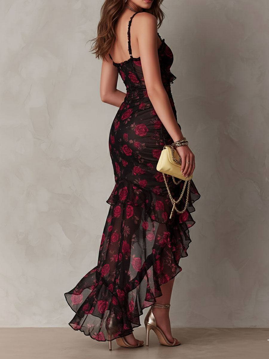 Robe florale noire et rouge avec ourlet plissé et volants, marque Danoir Paris, portée avec détails de ruché et motif floral.