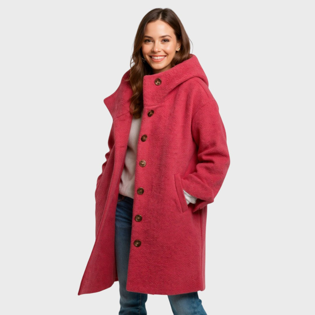Manteau quotidien Freja de Danoir Paris, longueur moyenne, coupe confortable, en tissu doux et élégant, porté en contexte urbain.