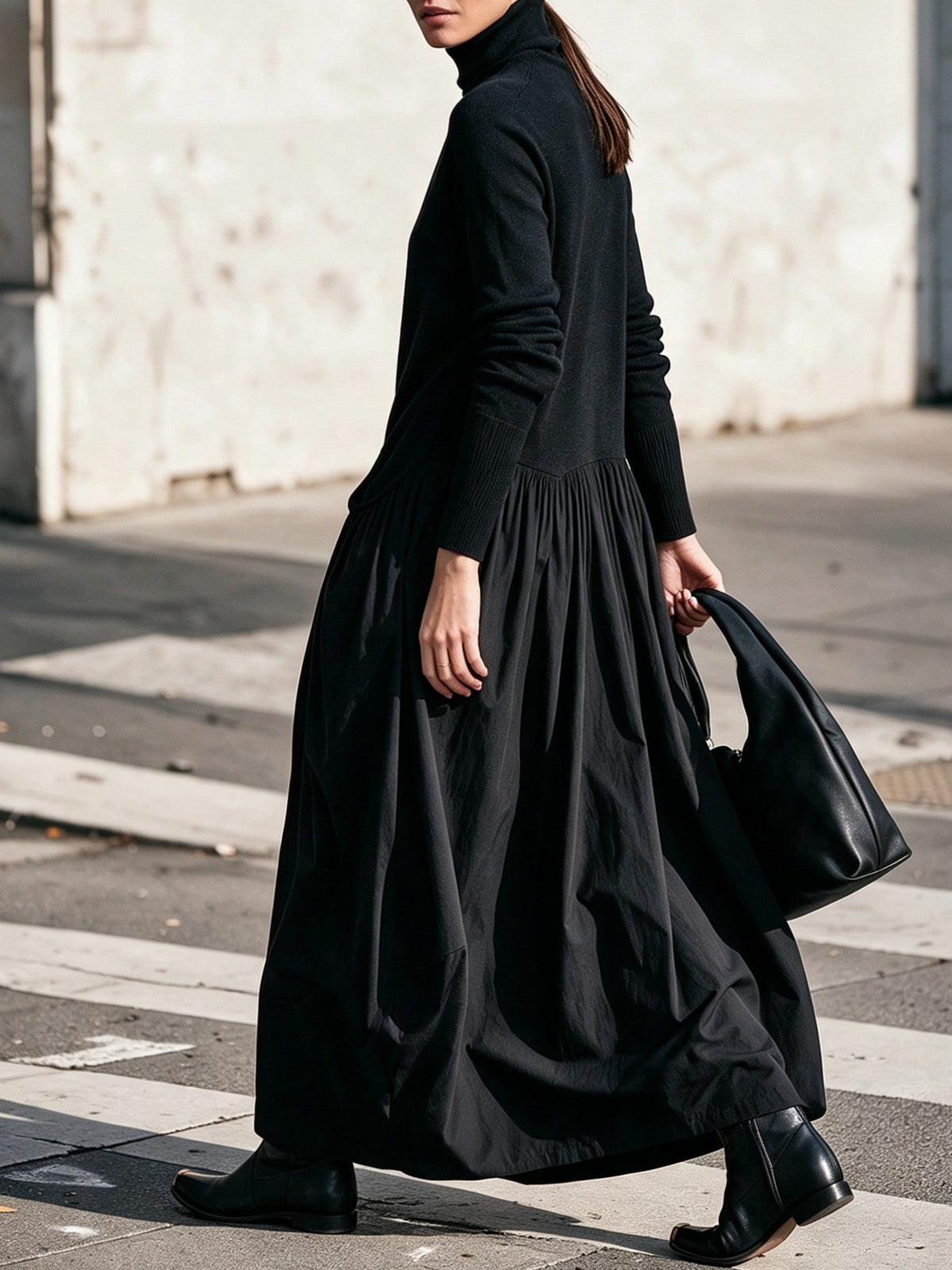 Robe longue oversize noire Celinne de Danoir Paris avec col haut, vue de face, en tissu fluide et élégant.