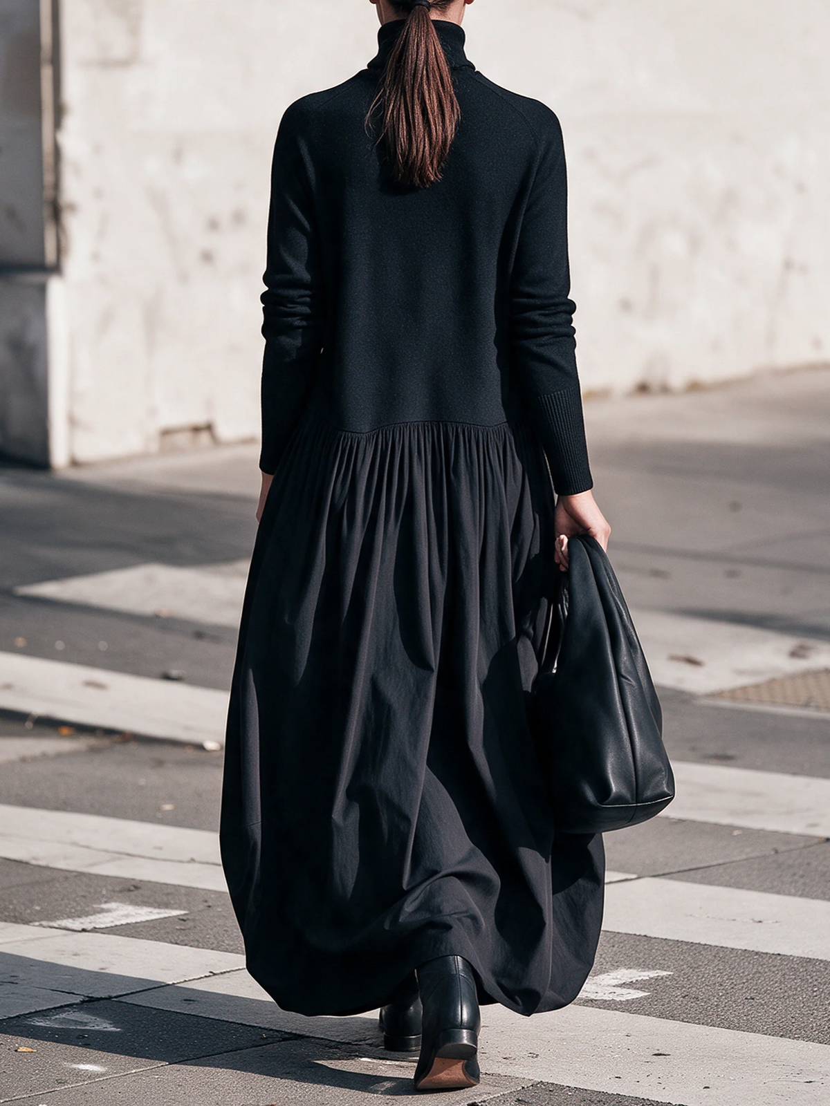 Robe longue oversize noire Celinne de Danoir Paris avec col haut, vue de face, tissu fluide et élégance moderne.