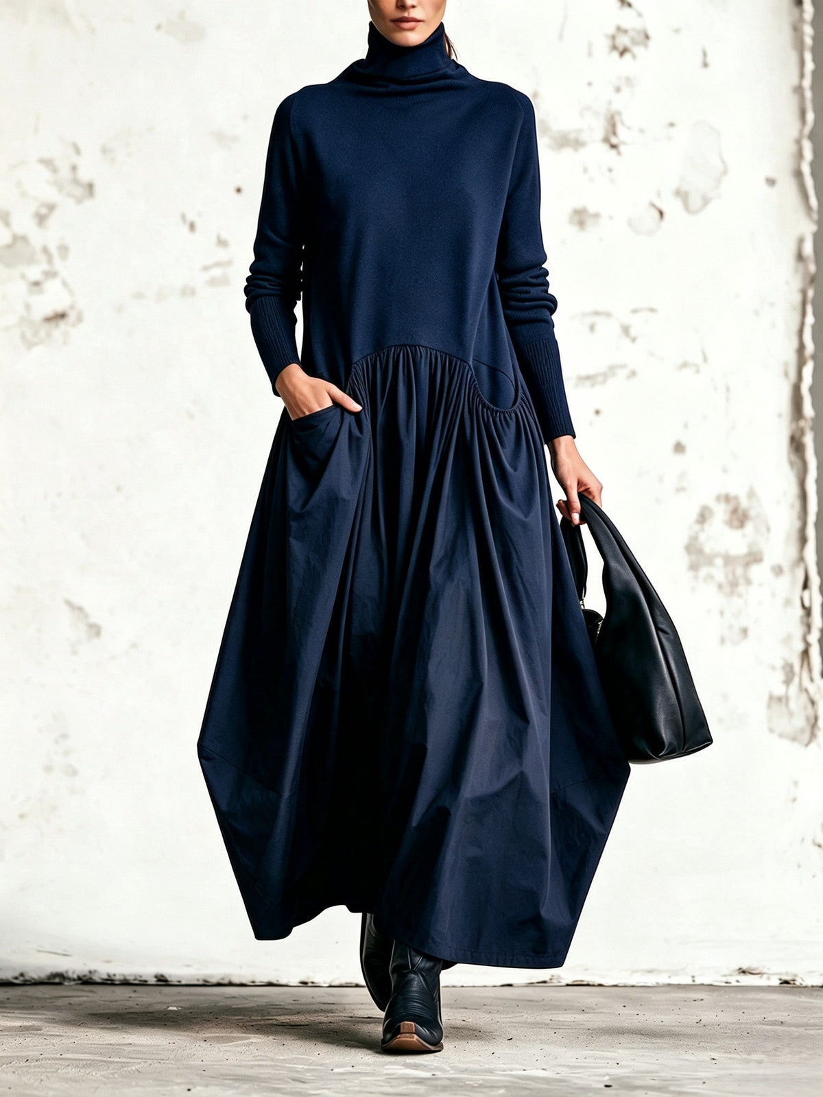 Robe longue oversize noire Danoir Paris avec col haut, maxi robe élégante et fluide, vue de face.