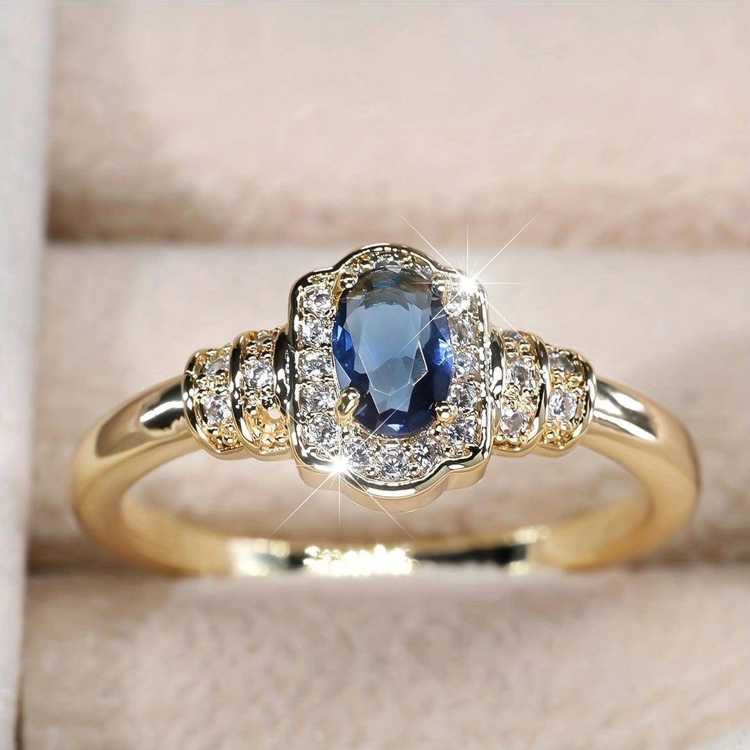 Bague en or avec halo de saphirs d'héritage et cristaux, anneau élégant de Danoir Paris, vue rapprochée.