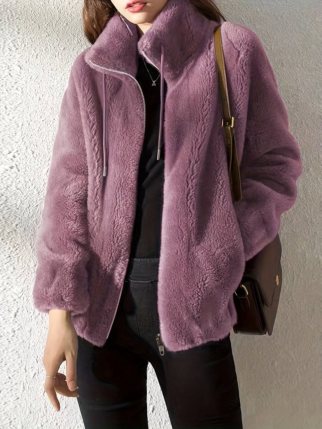 Veste zippée confortable Danoir Paris Avelora, en tissu doux, couleur neutre, portée sur un mannequin.