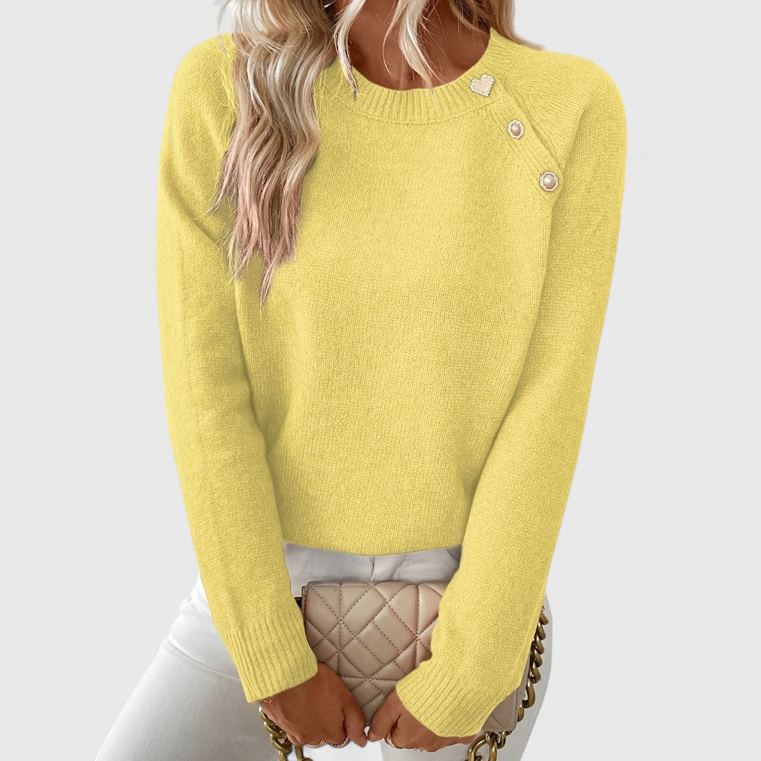 Pull élégant et confortable Talbot de Danoir Paris, en tissu doux, porté avec col et manches longues, fond neutre.