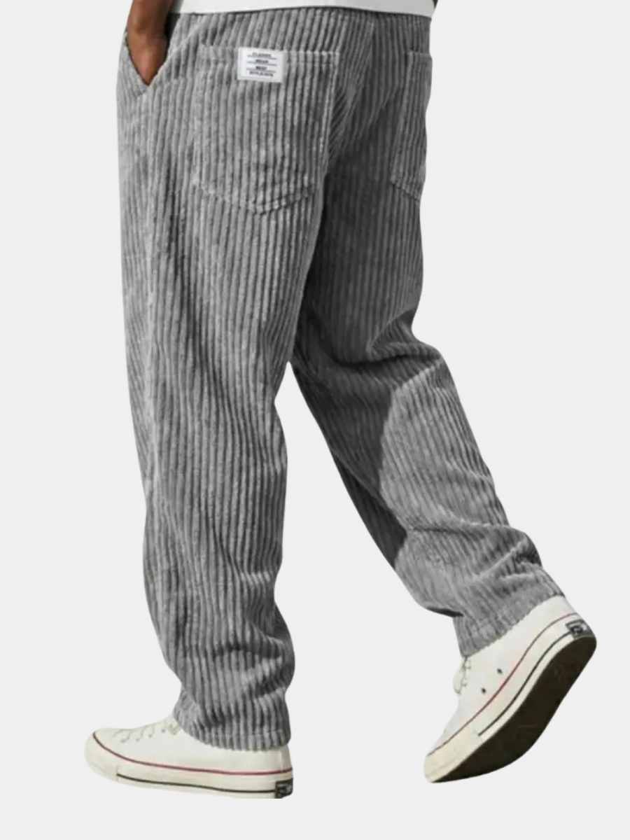 Pantalon en velours côtelé pour hommes Leblanc™ de Danoir Paris, coupe classique, couleur marron, sur fond neutre.
