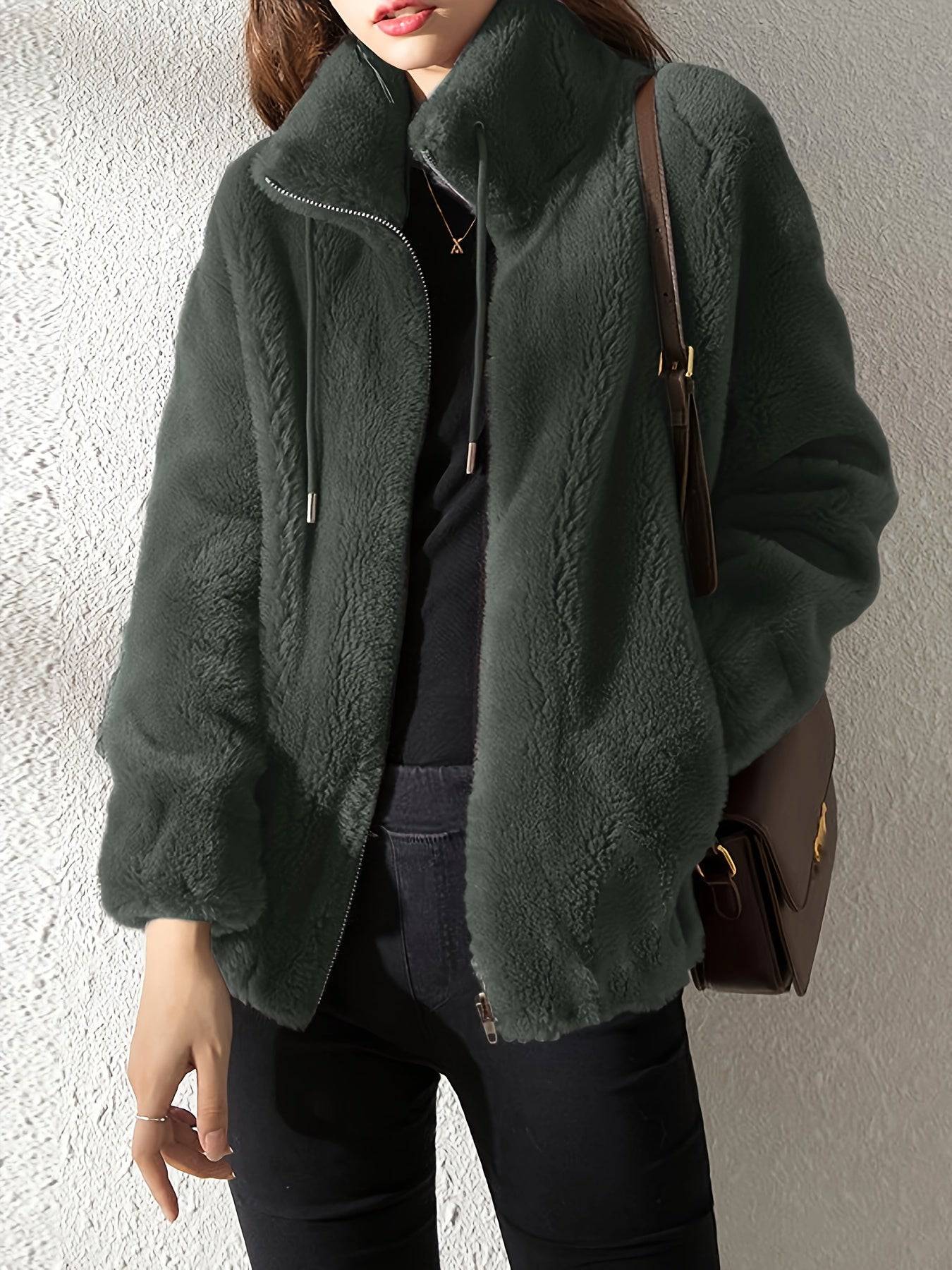 Veste zippée confortable Danoir Paris Avelora, style décontracté, tissu doux, couleur neutre, vue de face avec fermeture éclair.