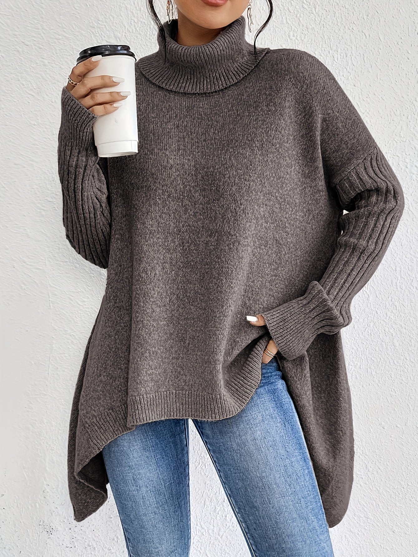 Pull Audrey Danoir Paris en maille douce, coloris neutre, porté sur mannequin avec col rond et manches longues.