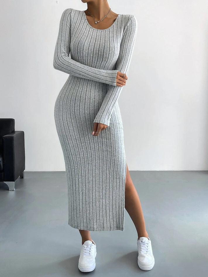 Robe longue tricotée pour femmes Lina de Danoir Paris, avec manches longues, portée élégante et confortable.