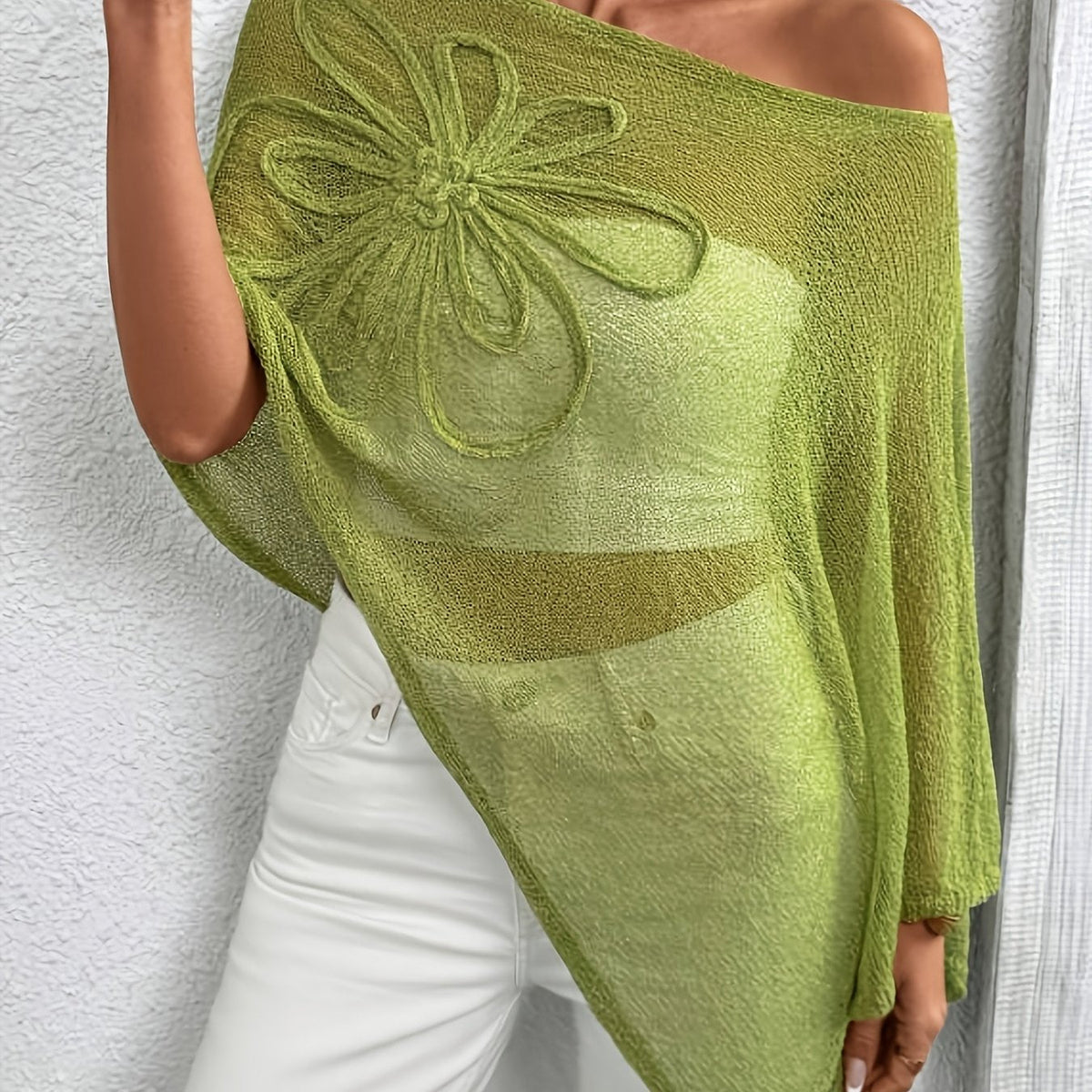 Haut de style cape asymétrique en couleur unie grande taille, fabriqué par Danoir Paris, porté sur un mannequin.