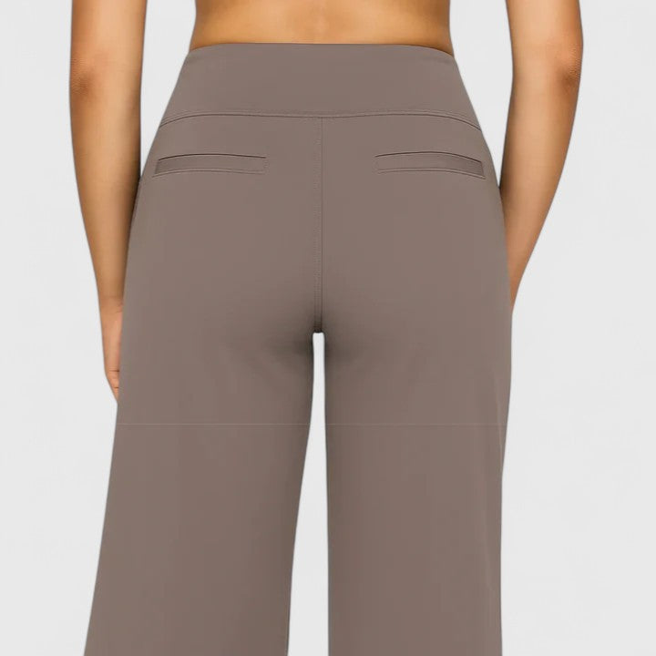 Pantalons sophistiqués Hilary de Danoir Paris vus de dos, élégants et ajustés, en tissu de qualité avec détails modernes.