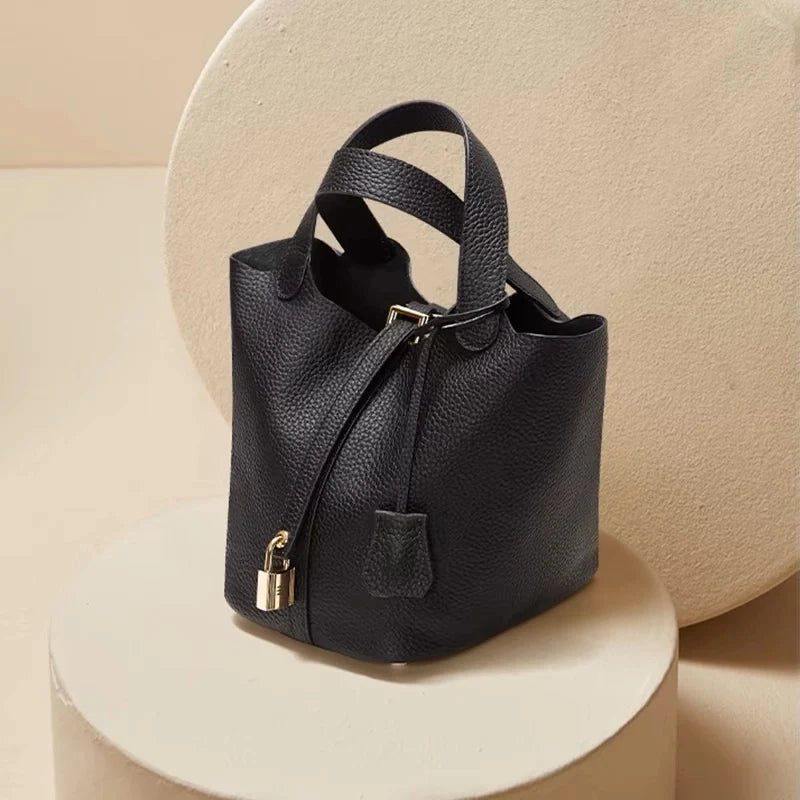 Sac seau noir Danoir Paris Portico avec bandoulière en cuir et design élégant, idéal pour un look chic et pratique.