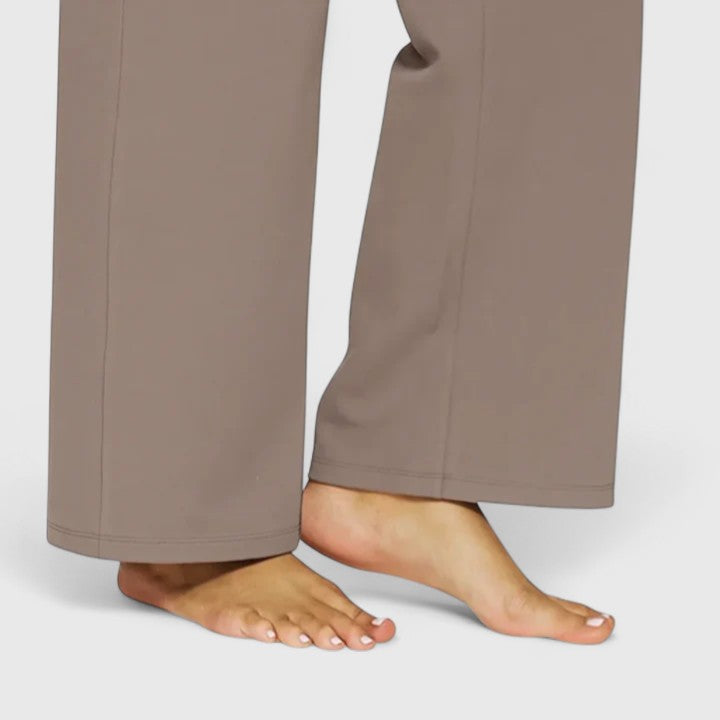 Pantalons sophistiqués Hilary de Danoir Paris, vue du bas, en tissu élégant avec détails de couture, sur fond neutre.
