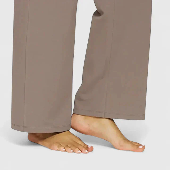 Pantalons élégants Danoir Paris, vue du bas, en tissu fluide, coupe ajustée et finition soignée.