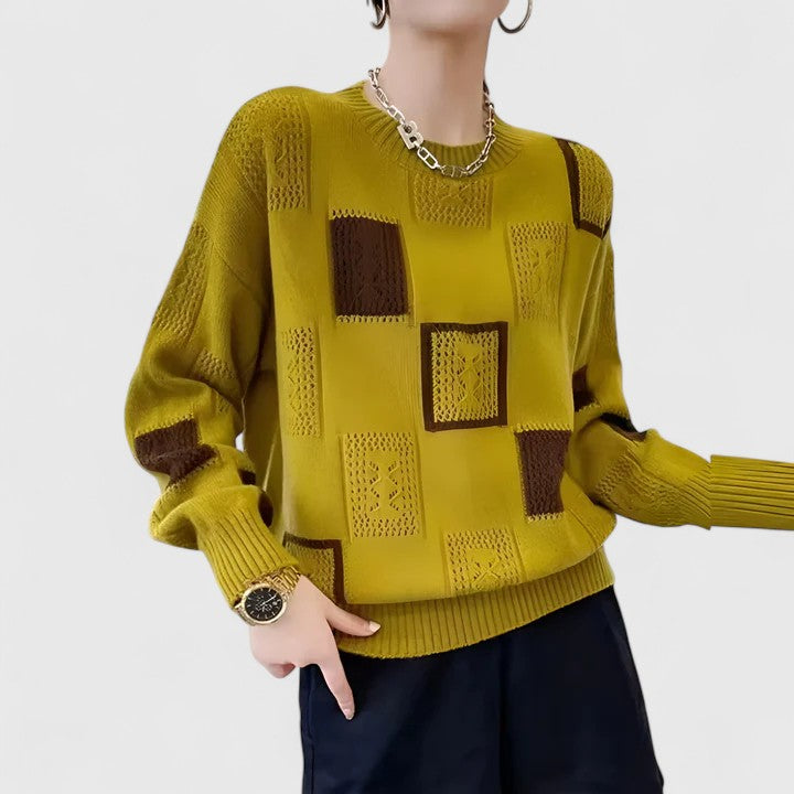 Pull sophistiqué Danoir Paris en laine beige avec col en V et manches longues, porté par un mannequin.