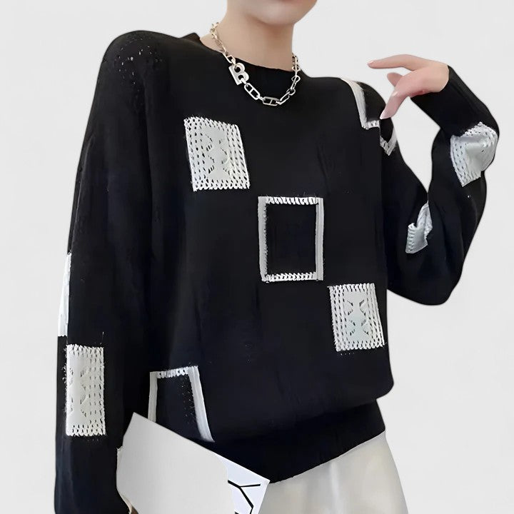 Pull sophistiqué Danoir Paris en noir, en coton doux, porté sur un mannequin, détail de col et manches élégantes.