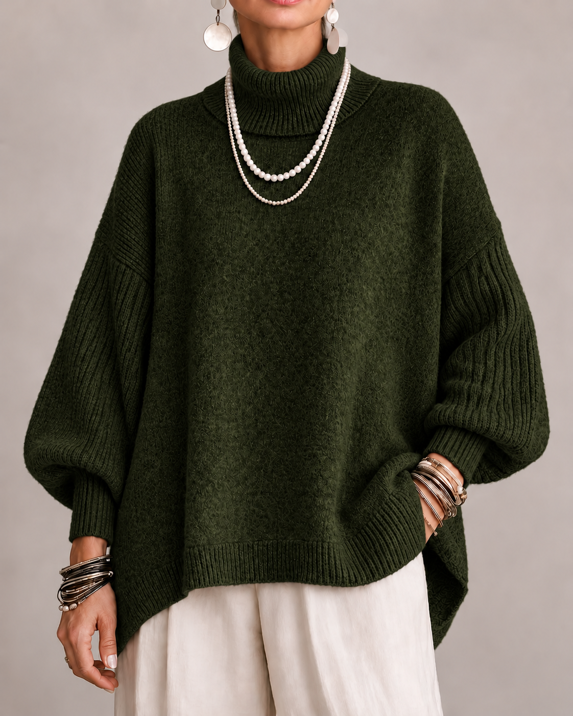 Pull élégant à col roulé Kathleen de Danoir Paris en maille douce, porté sur un mannequin, couleur neutre.