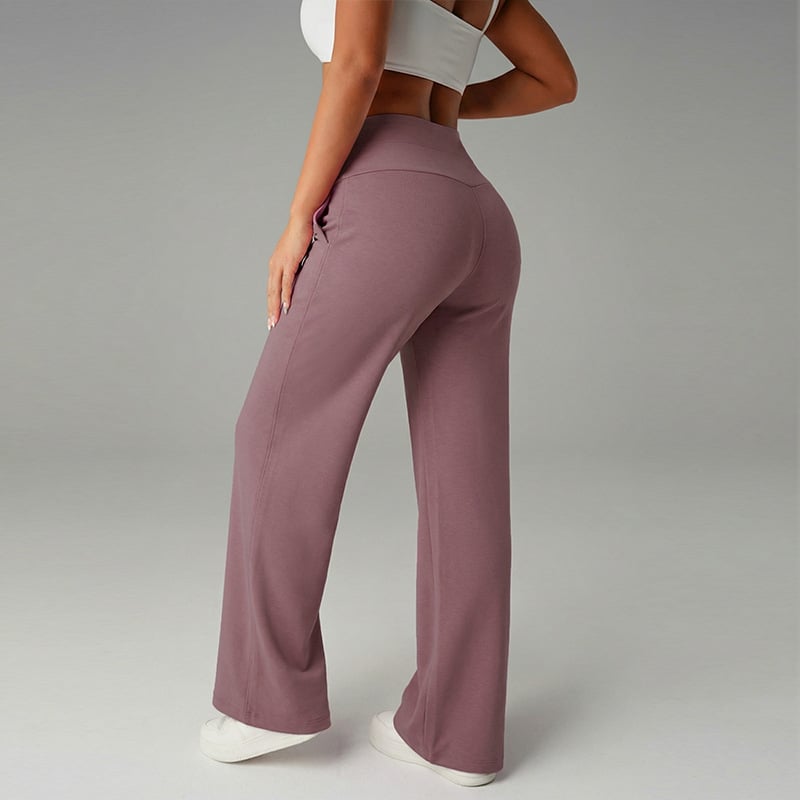 Pantalon femme à jambes larges et droites, taille haute, en tissu extensible, de la marque Danoir Paris, porté sur un modèle.