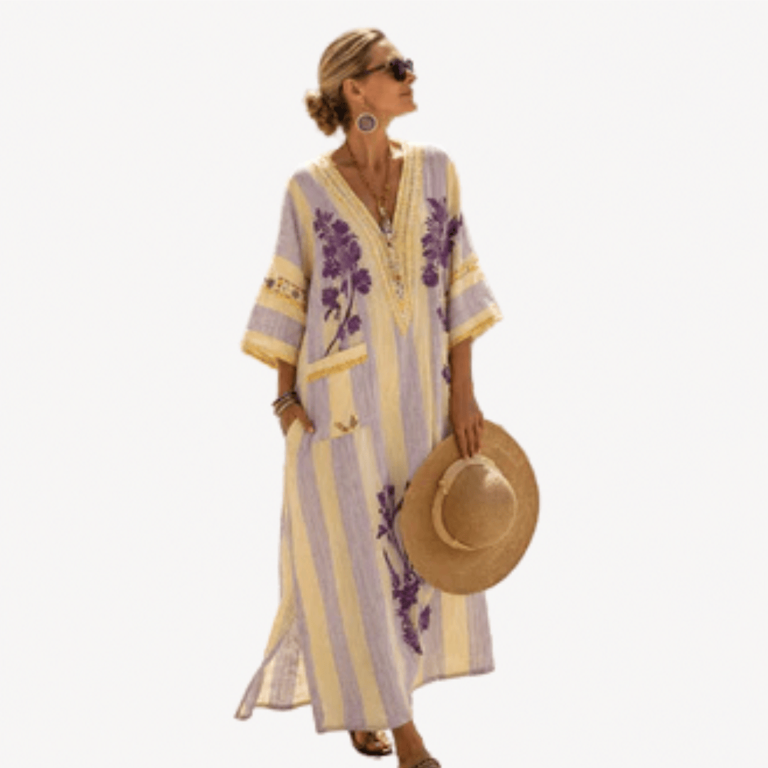 Caftán long Danoir Paris en tissu léger avec motifs colorés, porté sur un mannequin dans un décor élégant.