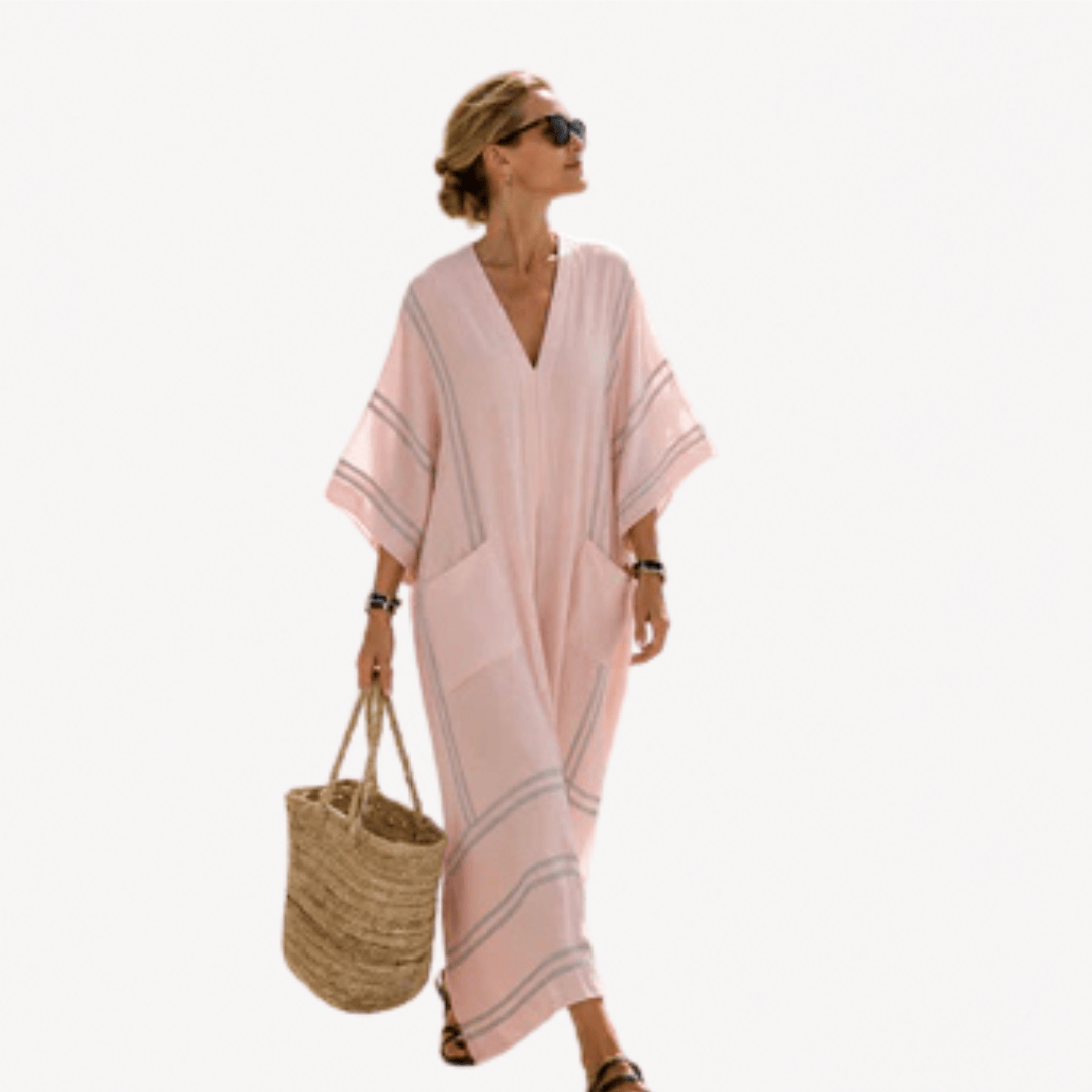 Caftán long Danoir Paris en tissu léger avec motifs colorés, porté dans un style élégant et décontracté.
